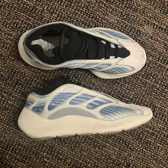 Yeezy - Picture 2 of 9